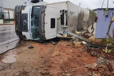 
			
				Caminhão com carga de alimentos perde controle e tomba em Arapiraca
			
			