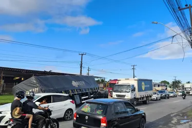 
				Caminhão quebra e complica trânsito na Avenida Menino Marcelo
			
			