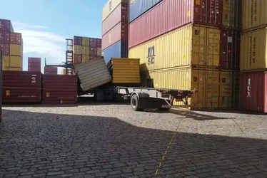 
			
				Caminhoneiro morre esmagado por contêiner em terminal de porto
			
			
