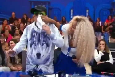 
			
				Cariúcha tira calcinha ao vivo e esfrega em Sérgio Mallandro
			
			