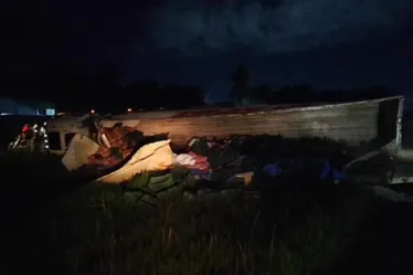 
			
				Carreta carregada com morangos tomba na BR-101, em Junqueiro
			
			