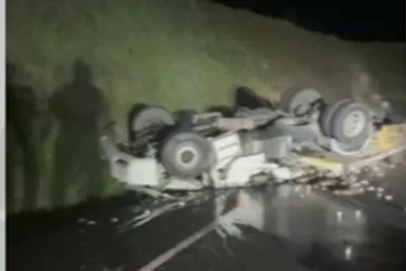 
				Carreta carregada de achocolatados capota e motorista morre preso às ferragens
			
			