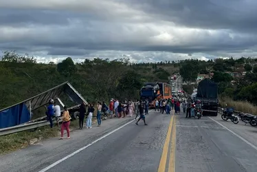
				Carreta se envolve em acidente com outros 3 veículos e carga é saqueada
			
			