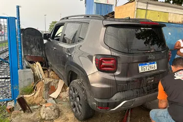 
				Carro colide contra mureta e derruba grade de órgão da Prefeitura de Maceió
			
			