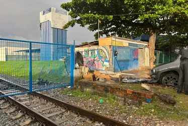 
				Carro colide contra mureta e derruba grade de órgão da Prefeitura de Maceió
			
			