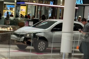 
				Carro desgovernado invade segundo piso de shopping
			
			