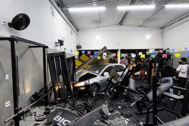 
				Embriaguez ao volante: carro invade academia e causa destruição
			
			