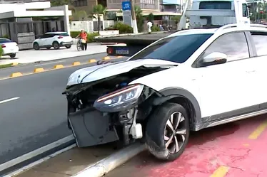 
				Carro perde controle e vai parar em ciclofaixa na Álvaro Otacílio
			
			
