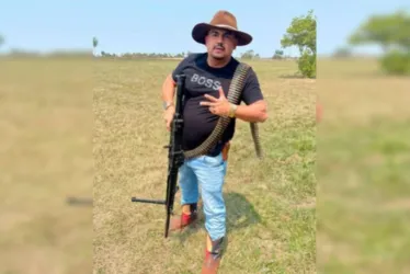 
				Chefão do PCC no Paraguai tinha esquema com policiais e ostentou fuzis
			
			