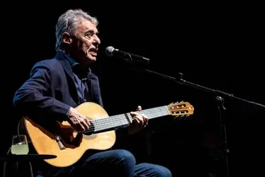 
			
				Chico Buarque passa por cirurgia no crânio; veja estado de saúde
			
			
