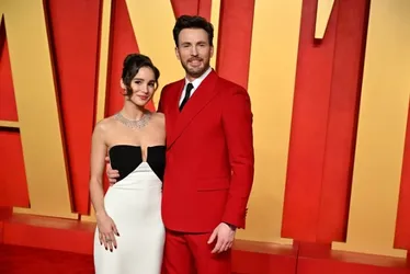 
				Chris Evans pediu namorada em casamento em português; entenda por que
			
			