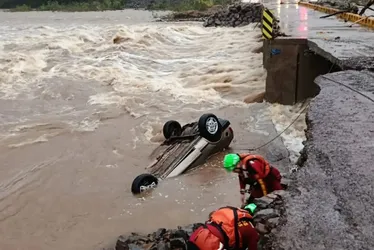 
			
				Chuvas obrigam quase 8 mil pessoas a deixarem suas casas no Rio Grande do Sul
			
			