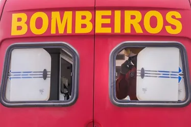 
				Cinco pessoas caem dentro de ônibus e são levadas a hospital
			
			