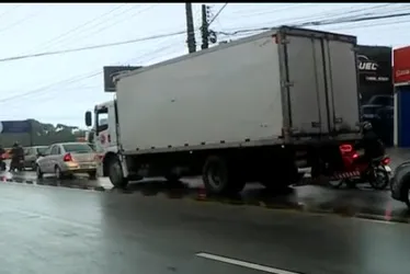 
				Colisão entre moto e caminhão-baú deixa duas pessoas mortas na Av. Menino Marcelo
			
			