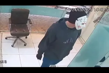 
			
				Com máscara do personagem Jason, homem assalta casa de câmbio
			
			