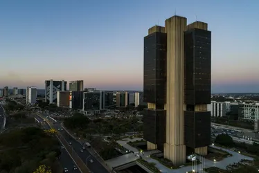 
				Copom mantém taxa Selic em 15% ao ano
			
			