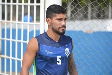 
				Coração de Yuri Lara se divide entre amor ao Vasco e carinho pelo CSA: "Vou ficar em cima do muro"
			
			