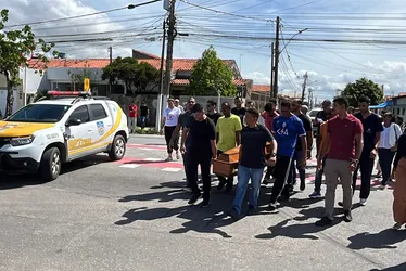 Corpo de sargento morto durante sequestro no Prado é sepultado sob revolta e comoção

			