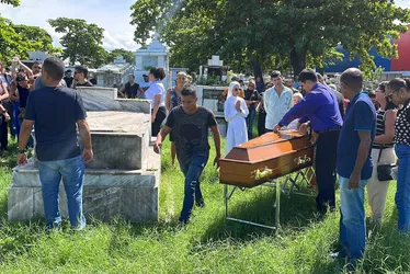 
			
				Comoção e revolta marcam sepultamento de sargento sequestrado no Prado
			
			