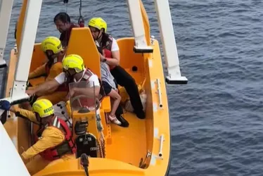 
				Criança cai no mar durante cruzeiro da Disney e pai pula do navio para salvá-la
			
			