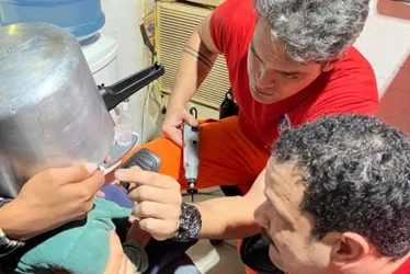 
			
				Criança prende cabeça em panela de pressão e avó aciona os Bombeiros
			
			
