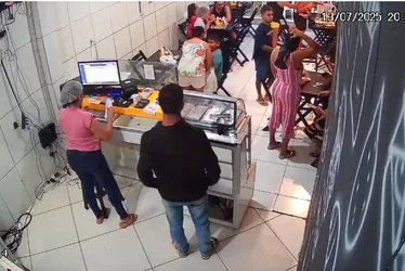 
				Criminoso rouba pizzaria e foge após ser surpreendido por criança
			
			