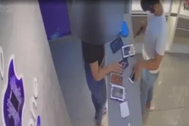 
			
				Criminosos invadem loja e fazem vítimas de 'escudo' após homem atirar contra eles
			
			