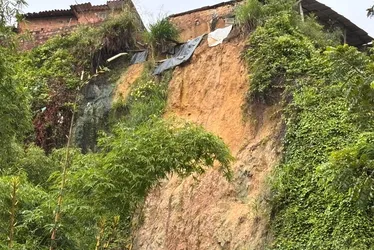 
			
				Deslizamento atinge área na Favela do Bolão, em Maceió; Defesa Civil reforça evacuação
			
			