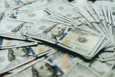
				Dólar cai a R$ 5,55 com tarifas e inflação nos EUA. Bolsa fica estável
			
			