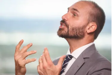 
				Eduardo Bolsonaro dispara críticas após fala de Tarcísio sobre tarifas
			
			