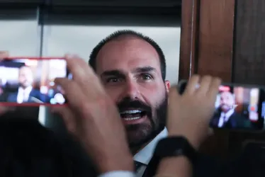 
				Eduardo Bolsonaro diz que não vai renunciar ao mandato de deputado
			
			