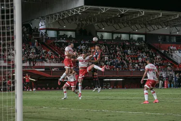 
				Em jogo fora de casa, CRB sofre a virada do Atlético-GO, pela Série B: 2x1
			
			