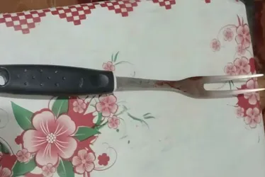 
				Enteado mata padrasto com garfo de churrasco enfiado no pescoço
			
			
