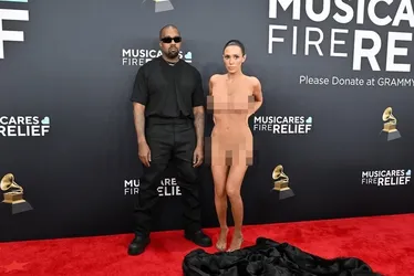 
			
				Esposa de Kanye West, Bianca Censori volta a causar com seminudez
			
			