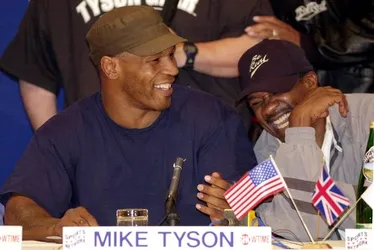 
				Ex-treinador de Mike Tyson e Evander Holyfield morre aos 71 anos
			
			