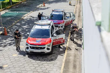 
				Explosões, tiros e evacuação: PM simula massacre no Ifal de Maceió
			
			