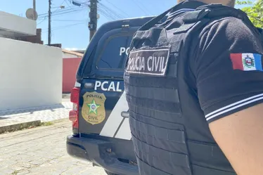 
				Faca cravada no pescoço: homem é preso por matar desafeto em feira livre
			
			