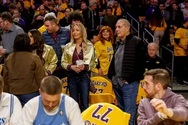 
			
				Família dona dos Lakers vai lucrar 74x com venda da franquia
			
			