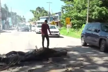 
			
				Familiares protestam e fecham via contra prisão de pai acusado de estuprar a filha
			
			