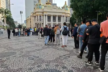 
				Fãs fazem fila para adeus a Preta Gil no Theatro Municipal
			
			