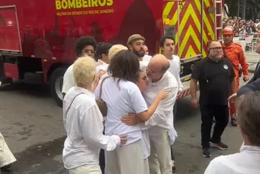 
				Filho e neta de Preta Gil choram na saída do velório da cantora
			
			