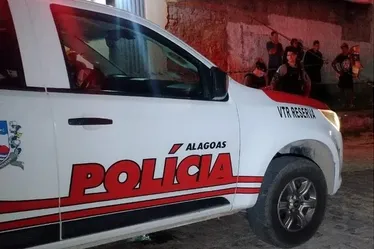 
			
				Flagrado com revólver e entorpecentes, suspeito tenta fugir por bueiro e acaba preso
			
			