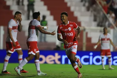 
				Fora de casa, CRB perde para o Vila Nova, na Série B, e cai 2 posições: 2x0
			
			