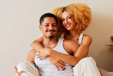 
				Gabriela Loran e Ipojucan Ícaro contam pacto do namoro e entregam
			
			