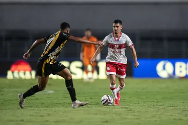 
				Galo de Duas Faces: Imponente em Casa, Inofensivo Fora
			
			
