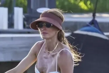 
			
				Gisele Bündchen aparece com maiô coladinho após dar à luz
			
			