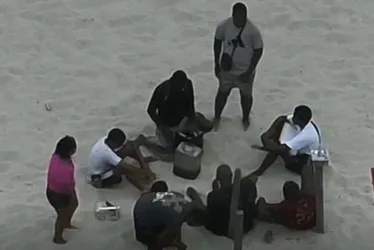 
				Golpistas enganam turistas e vendem caipirinha por R$ 20 mil no Rio
			
			