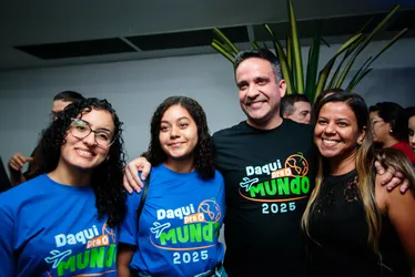
				Governador entrega 100 kits de viagem para alunos que farão intercâmbio na Inglaterra
			
			