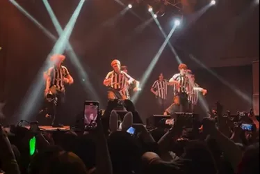 
				Grupo de K-pop faz show com a camisa do Botafogo
			
			
