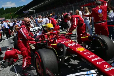 
				Hamilton aponta McLaren como ‘inalcançável’ e pede foco total em carro de 2026
			
			